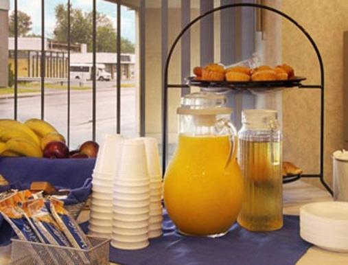 Super 8 By Wyndham Kingston Hotel Exterior foto